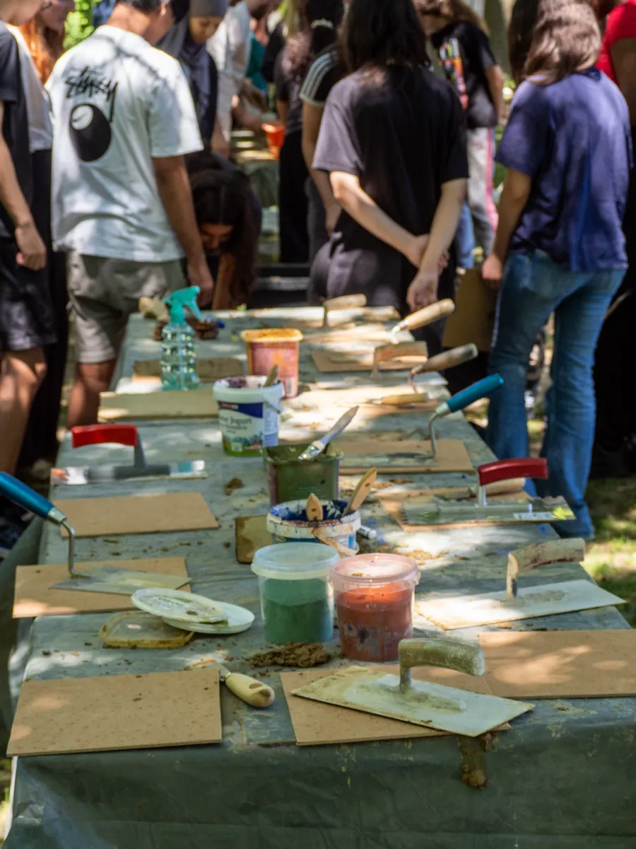 Im Juni waren Young Earth Builders zu Besuch in einer Schule, um mit den Kindern den Baustoff Lehm theoretisch und praktisch zu entdecken.